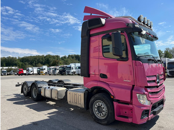 Kamion sa golom šasijom i zatvorenom kabinom MERCEDES-BENZ Actros 2551