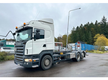 Kamion sa golom šasijom i zatvorenom kabinom SCANIA R 440