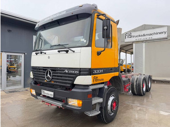 Kamion sa golom šasijom i zatvorenom kabinom MERCEDES-BENZ Actros 3331