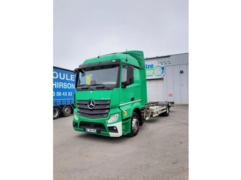 Kamion sa golom šasijom i zatvorenom kabinom MERCEDES-BENZ Actros 1836