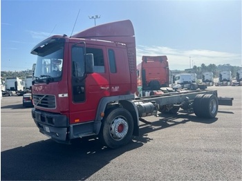 Kamion sa golom šasijom i zatvorenom kabinom VOLVO FL 250