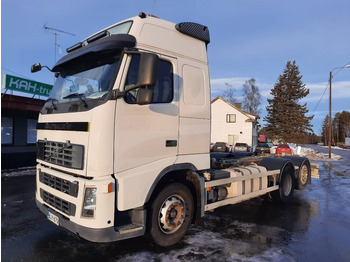 Kamion sa golom šasijom i zatvorenom kabinom VOLVO FH13 440