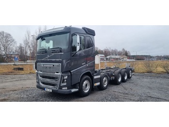 Kamion sa golom šasijom i zatvorenom kabinom VOLVO FH 750