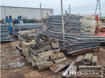 Građevinska oprema Stillage of Heras Fencing, Pallet of Fencing Feet (2 of), Pallet of Breeze Blocks, Bundle of Metal Safety Barriers: slika 4