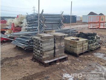 Građevinska oprema Stillage of Heras Fencing, Pallet of Fencing Feet (2 of), Pallet of Breeze Blocks, Bundle of Metal Safety Barriers: slika 3