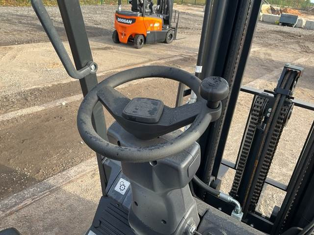 Lizing  Doosan B30X-7 PLUS Doosan B30X-7 PLUS: slika 16