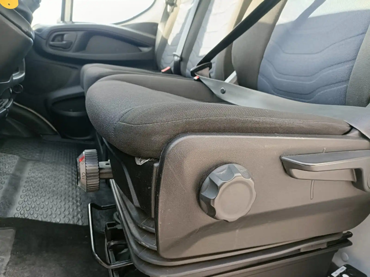 Dostavno vozilo kiper IVECO DAILY 35C14: slika 10