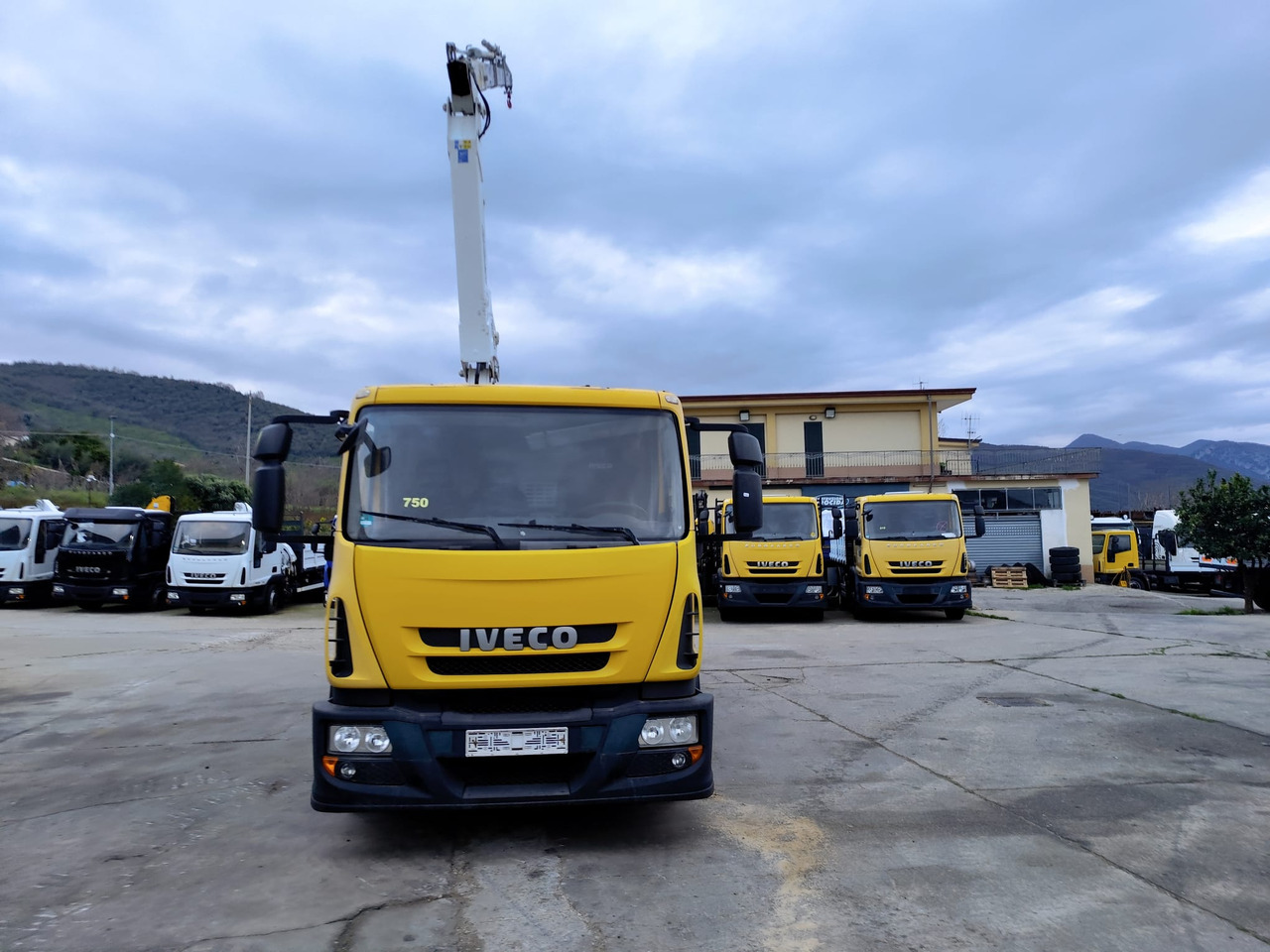 Kamion sa dizalicom IVECO EUROCARGO 120E28P: slika 28