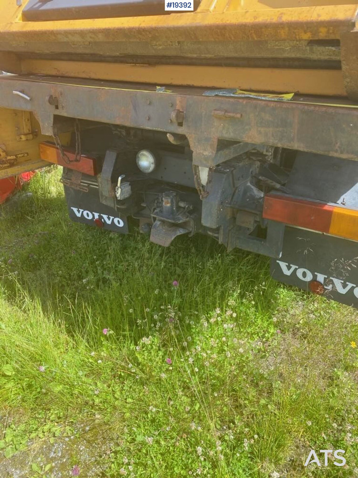 Kamion sa tovarnim sandukom, Kamion sa dizalicom Volvo N720: slika 19