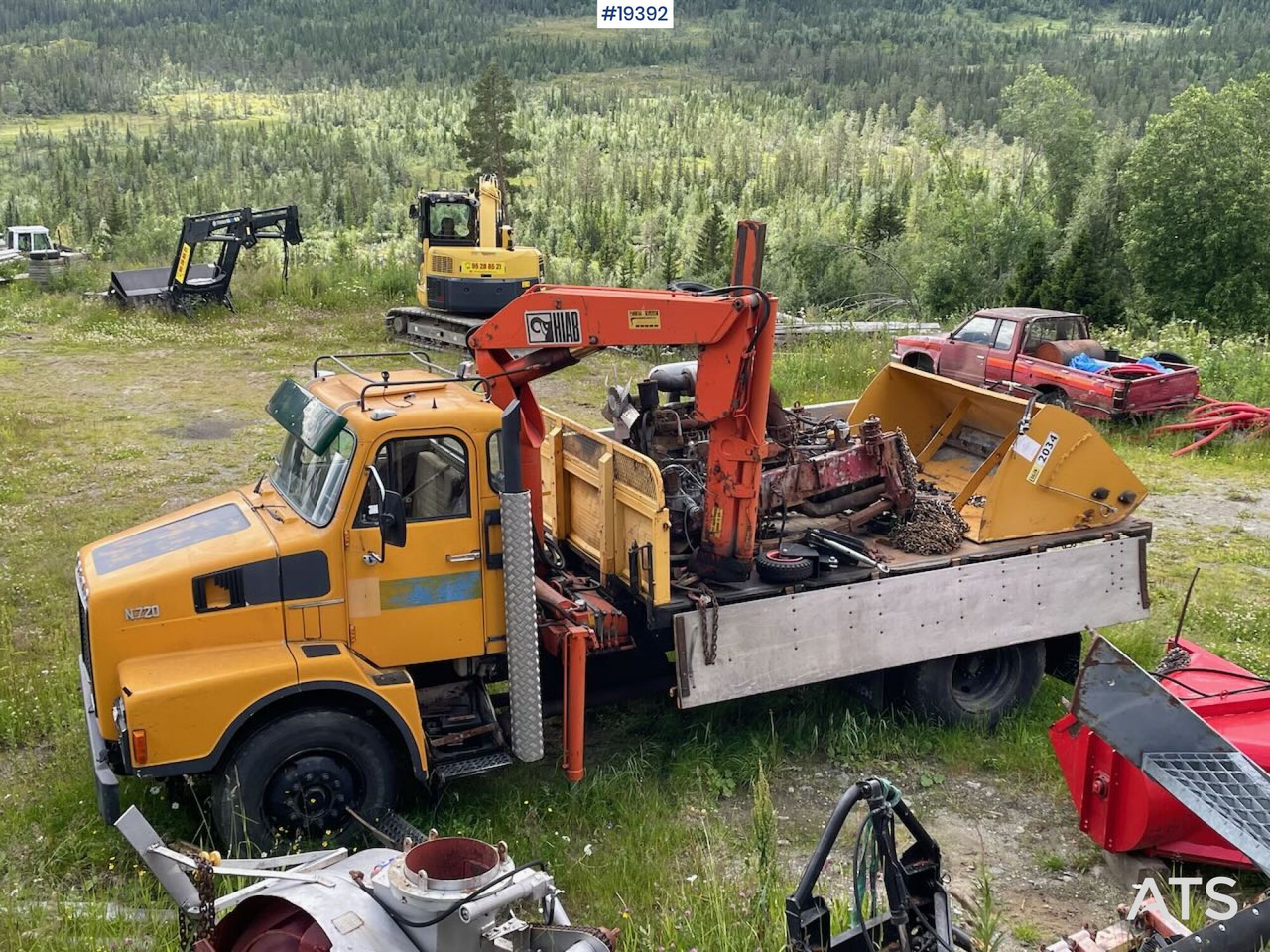 Kamion sa tovarnim sandukom, Kamion sa dizalicom Volvo N720: slika 7