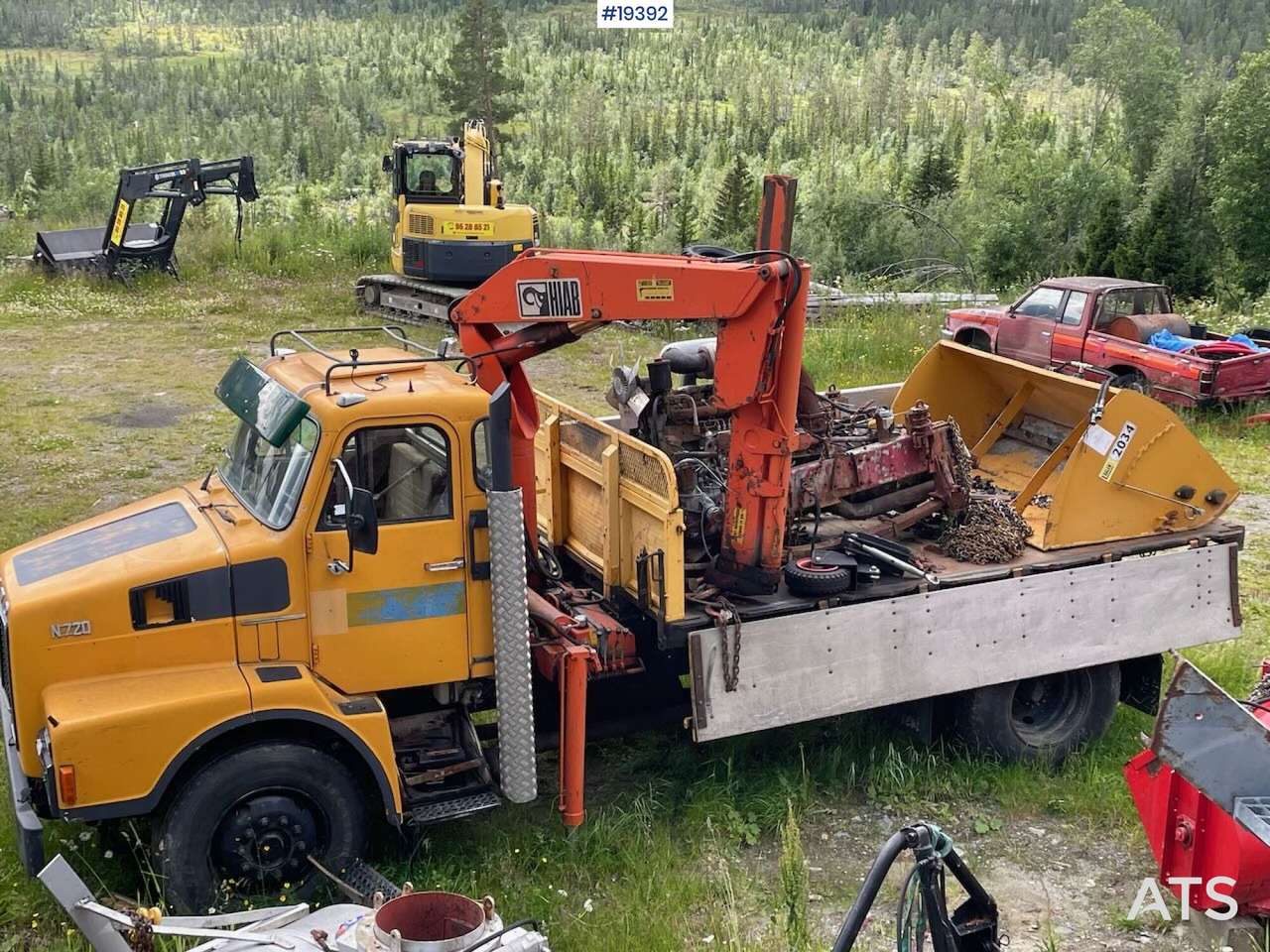 Kamion sa tovarnim sandukom, Kamion sa dizalicom Volvo N720: slika 6