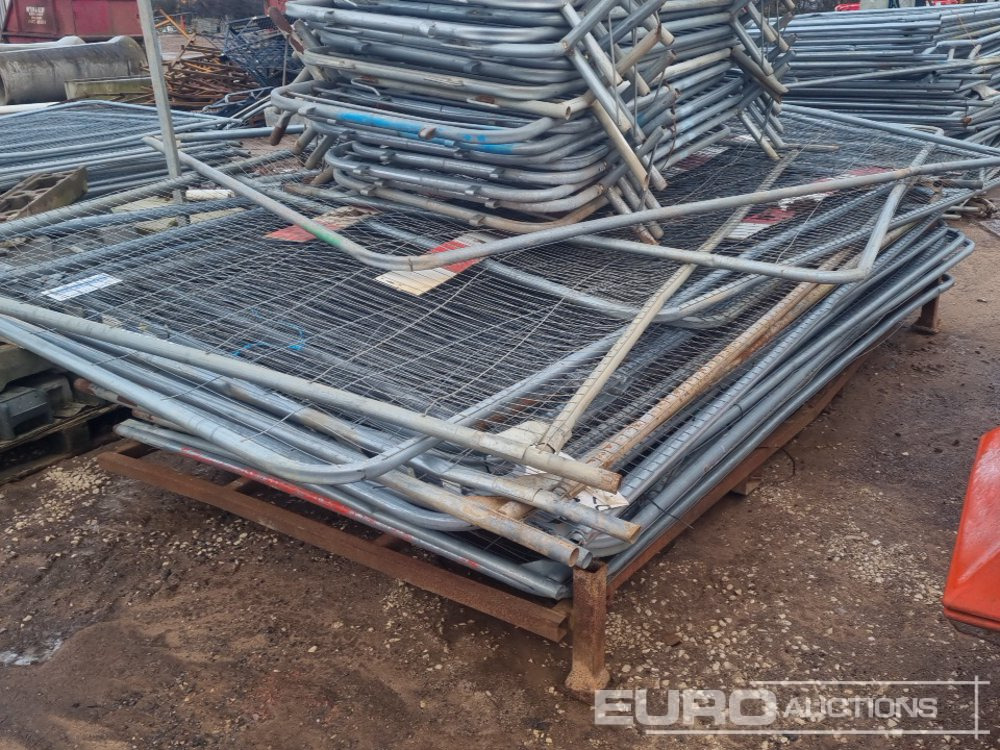 Građevinska oprema Stillage of Heras Fencing, Pallet of Fencing Feet (2 of), Pallet of Breeze Blocks, Bundle of Metal Safety Barriers: slika 6