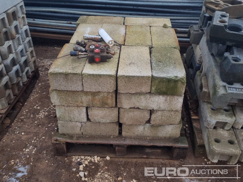 Građevinska oprema Stillage of Heras Fencing, Pallet of Fencing Feet (2 of), Pallet of Breeze Blocks, Bundle of Metal Safety Barriers: slika 8