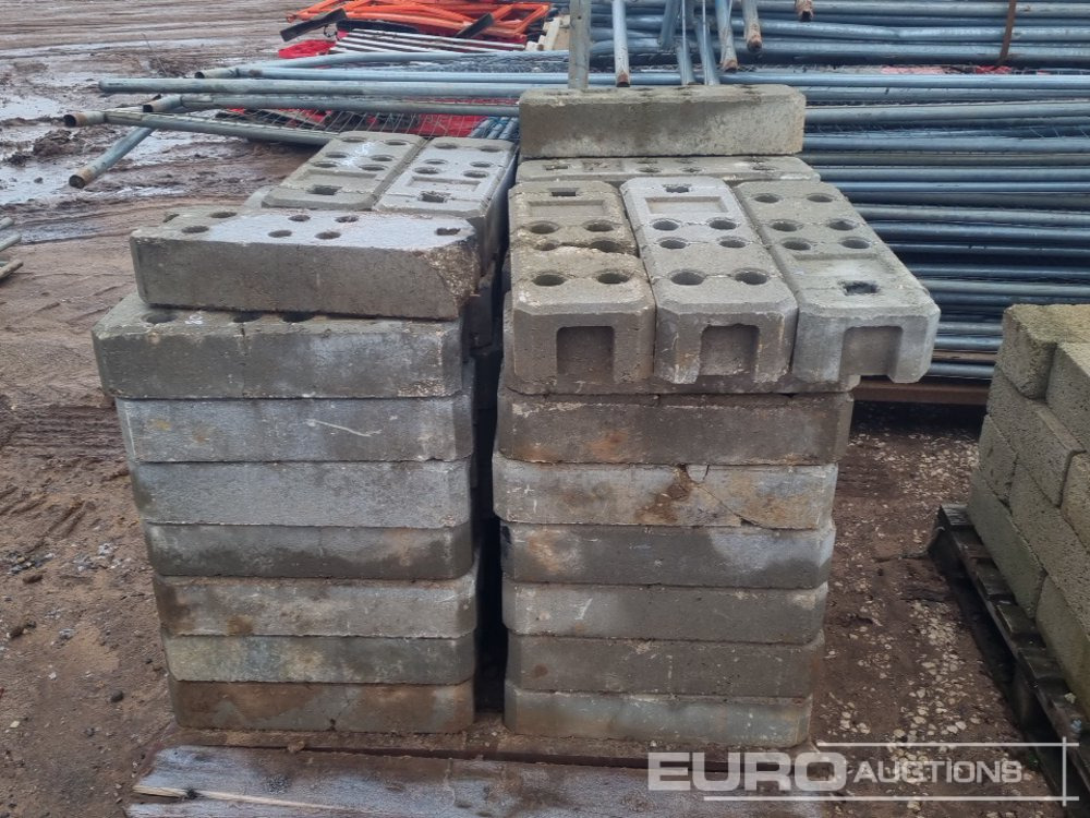 Građevinska oprema Stillage of Heras Fencing, Pallet of Fencing Feet (2 of), Pallet of Breeze Blocks, Bundle of Metal Safety Barriers: slika 9