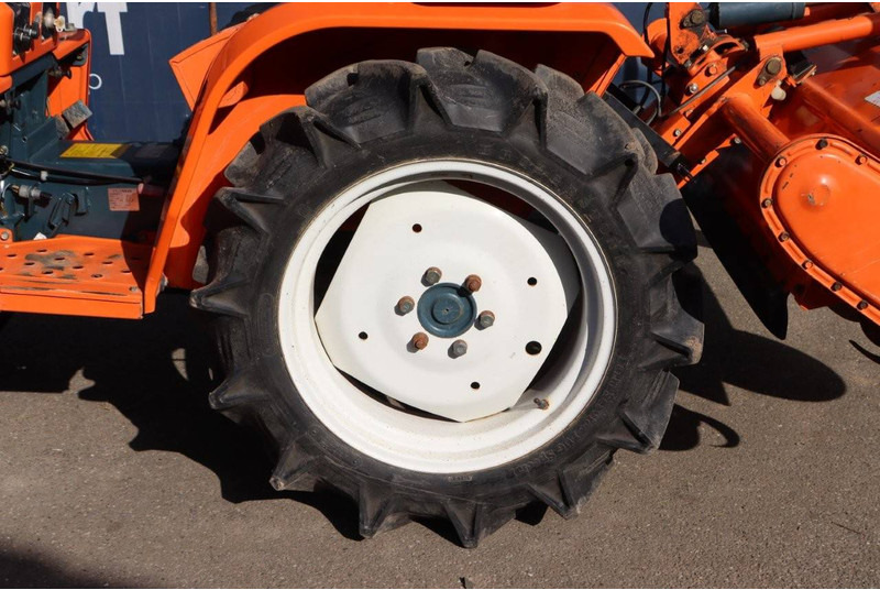 Traktor Kubota B1702: slika 17